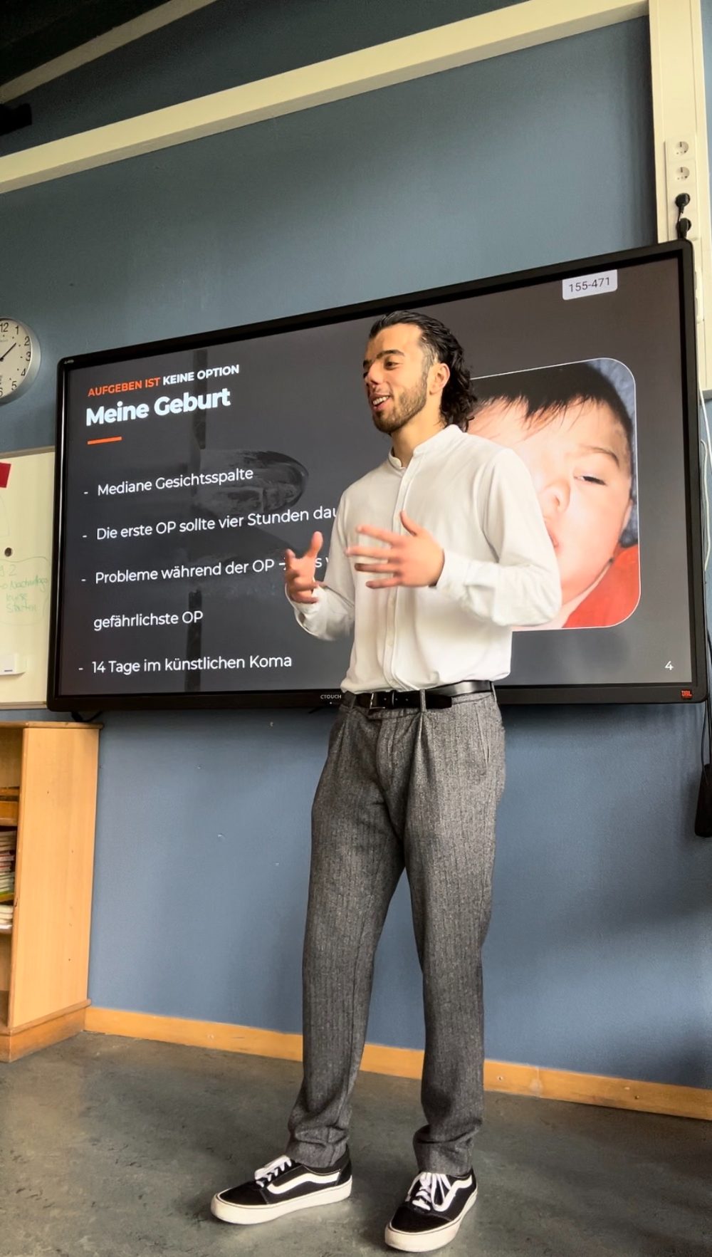 Demirhan Kirhan beim Vortrag im Klassenzimmer